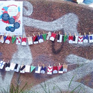 Le case popolari di Mirafiori si colorano di bandiere: “Un messaggio di vita come le chiacchiere del quartiere”