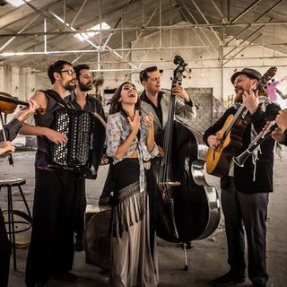 La Barcelona Gipsy balKan Orchestra animerà, questa sera, il palco dell’Hiroshima Mon Amour