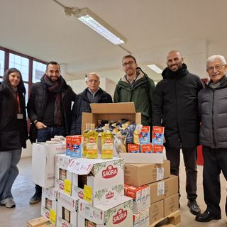 Natale solidale, con Sodexò la città di Collegno dona 150 pacchi ai bisognosi Natale solidale, con Sodexò la città di Collegno dona 150 pacchi ai bisognosi