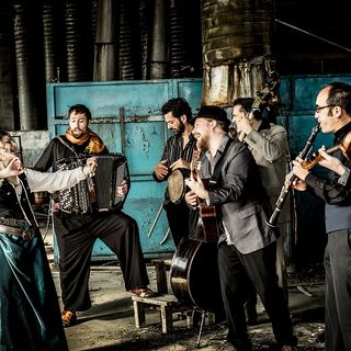 La Barcelona Gipsy balKan Orchestra accende con i suoi ritmi Hiroshima mon amour