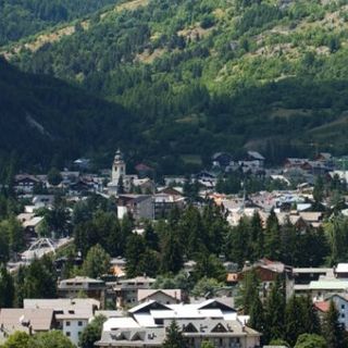 Bardonecchia, sessantenne cade in un pozzo: salvato da un finanziere