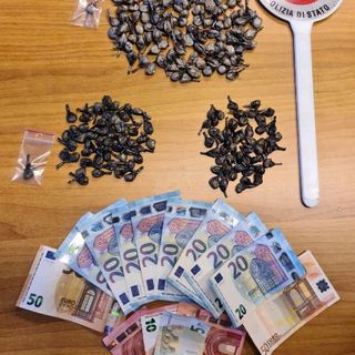 cocaina crack e soldi proventi di spaccio