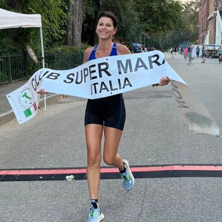 Podista donna che taglia il traguardo