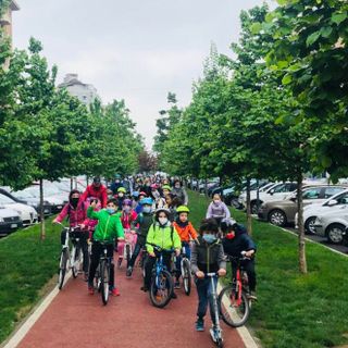 tanti bambini in bicicletta