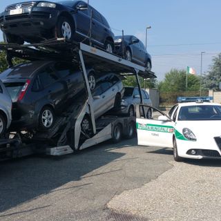 Sequestrate dalla Polizia Municipale in corso Vercelli auto destinate all'estero