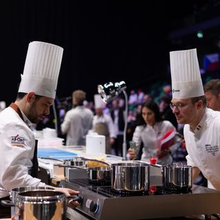 cuochi che cucinano