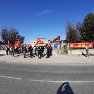 Protesta dei lavoratori alla Bollhoff Unifast Protesta dei lavoratori alla Bollhoff Unifast