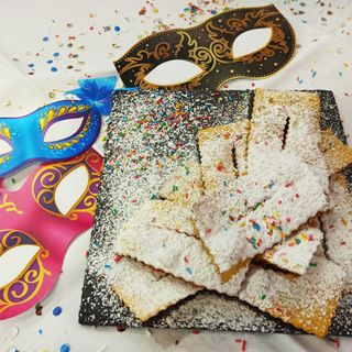 maschere di carnevale e dolci