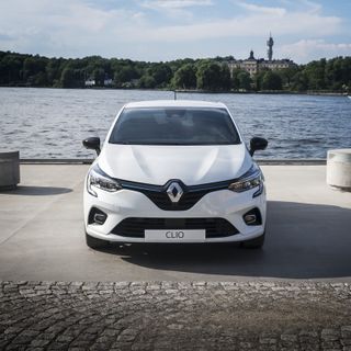 Renault Clio festeggia i 30 anni con la tecnologia E-TECH hybrid