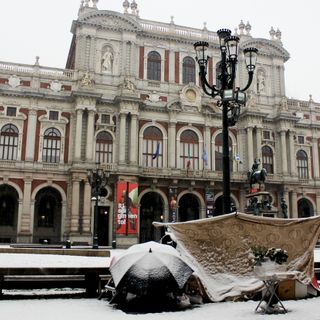 La neve e il dramma della solitudine: la tenda imbiancata in centro una ferita per Torino