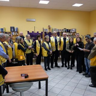 I Lions donano un frigorifero per le colazioni solidali dei senza tetto