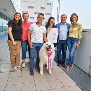 Persone con pastore maremmano