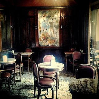 Il Caffè Elena di Torino compie 130 anni, tra Giuseppe Carpano e Cesare Pavese