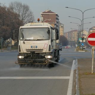 A Torino prosegue il lavaggio delle strade