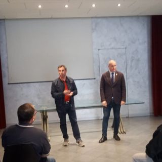 Persone riunite in una sala