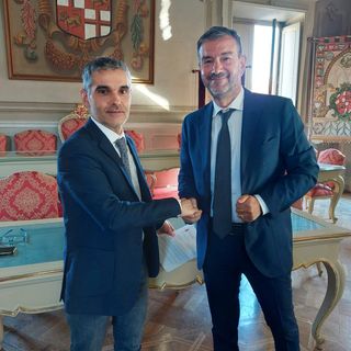 stretta di mano tra due persone
