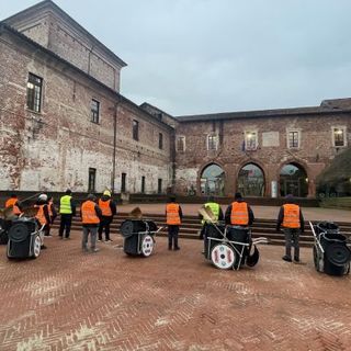 Persone che puliscono