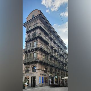A Torino c'è la casa senza finestre: sapete dove si trova e da chi fu realizzata?