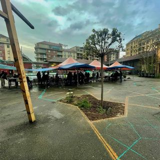 Aurora, artisti e cittadini &quot;ridisegnano&quot; il cortile del Cecchi Point con più verde e meno asfalto