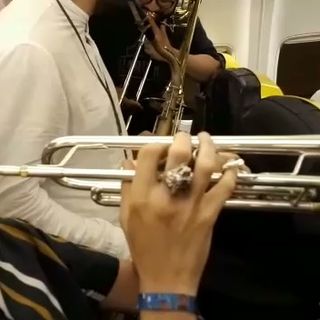 Centri asociali, concerto &quot;improvvisato&quot; a bordo del volo fermo a Malpensa per sciopero (VIDEO)