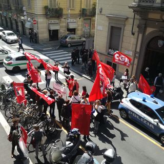 bandiere della Cgil in piazza