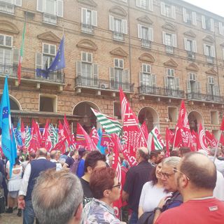 "Non si può e non si deve morire di lavoro": oltre 500 persone in presidio in piazza Castello