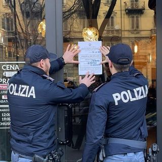 Sporcizia, cibo scaduto, addirittura un topo morto: la polizia chiude un ristorante giapponese di Borgo San Paolo