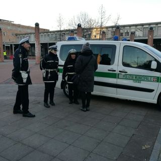 Maxi sequestro di profumi falsi da parte della polizia municipale