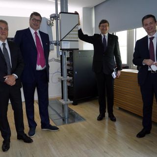 quattro persone in posa in un laboratorio