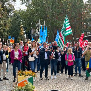 corteo di persone con bandiere