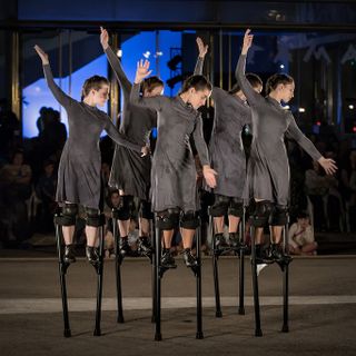 Lunathica entra nel vivo. Una intensa danza urbana sui trampoli a contatto con la natura rende omaggio alle donne