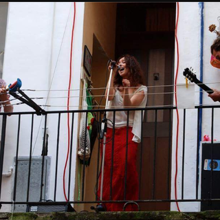 Effetto Coronavirus:  ora la musica dal &quot;balconcino&quot; non è piú un reato