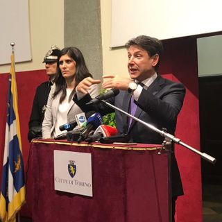L'ex premier e attuale leader del M5S Giuseppe Conte accanto alla sindaca Appendino