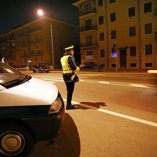 Oltre quaranta violazioni del codice stradale nella notte a Torino