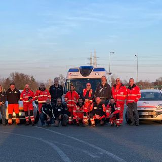 guidatori di soccorso davanti ai mezzi