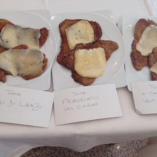 Cotolette con formaggio fuso sopra