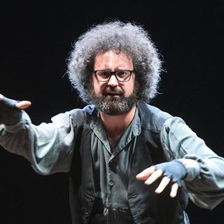 Simone Cristicchi porta fuori dai cancelli le parole che erano rimaste chiuse nei manicomi. &quot;C'era tutta un'umanità che aspettava soltanto di essere cantata&quot;