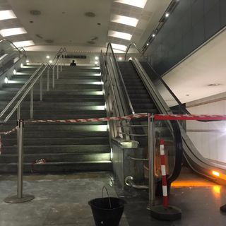 Paura alla stazione metro Monte Grappa: controsoffitto crolla sulle scale mobili (FOTO e VIDEO)