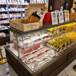 Successo per la due giorni di degustazione del Crudo di Cuneo DOP nel negozio Biraghi di Torino