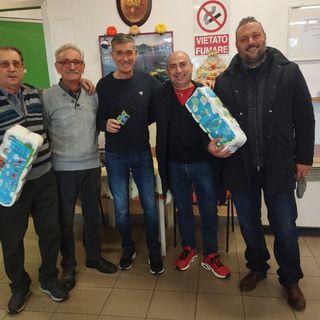 Persone che donano carta igienica