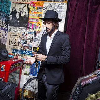 Daniele Celona in concerto all'Off Topic di via Pallavicino