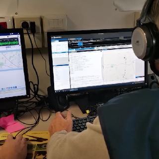 Agenti della Dia di fronte allo schermo di alcuni computer