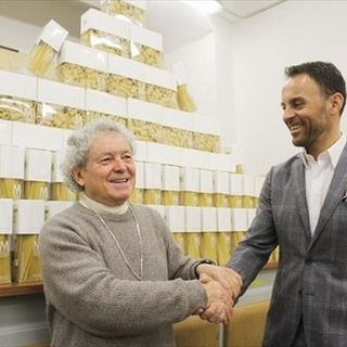Pasta e parmigiano in dono alla 'mensa dei poveri' con le bollette azzerate