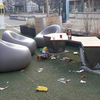 Da &quot;smart&quot; a discarica, degrado a Torino in piazza Risorgimento