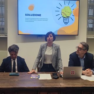 Tre persone sedute allo stesso tavolo