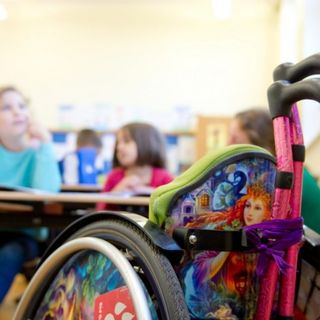 Protesta dei genitori degli alunni con disabilità davanti alla 5T: &quot;I nostri figli non sono pacchi!&quot;
