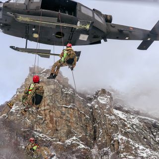Esercitazione “Altius Two”: alpini, finanzieri e specialisti del Soccorso Alpino si addestrano sulla Rocca Sbarua