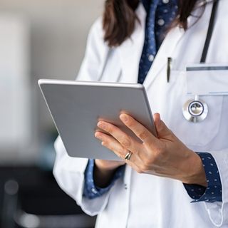La parità nelle carriere mediche è lontana, ma il trend di crescita femminile è innegabile