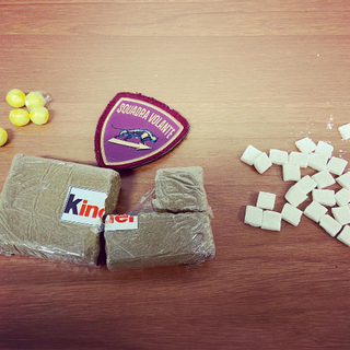 Torino, la droga nascosta nelle auto per essere poi spacciata: arrestati due pusher Torino, la droga nascosta nelle auto per essere poi spacciata: arrestati due pusher