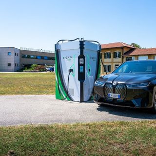 Auto elettrica in ricarica